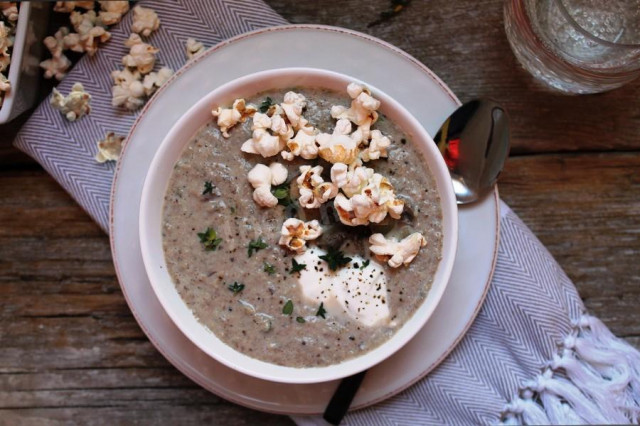 Mushroom cream soup with popcorn