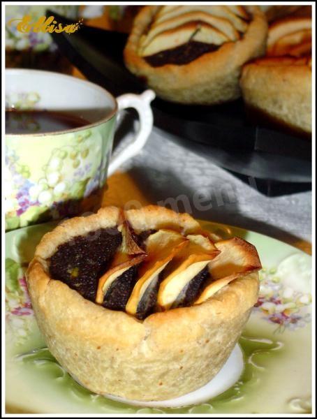 Cake with poppy-apple filling