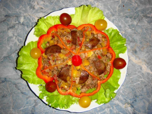 Warm salad with chicken liver and tomatoes