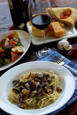 Spaghetti with seafood and mushrooms