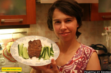 Beef chops with cucumber strips