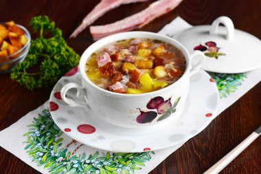 Czech garlic soup with croutons