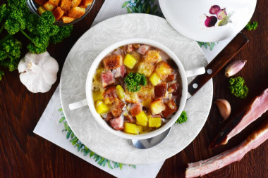 Czech garlic soup with croutons