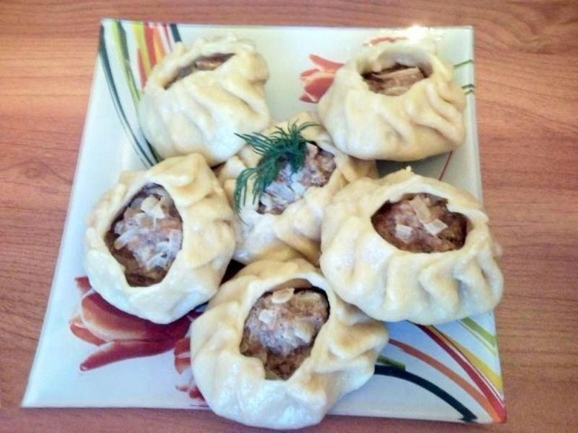 Steamed beef manti in a mantovark