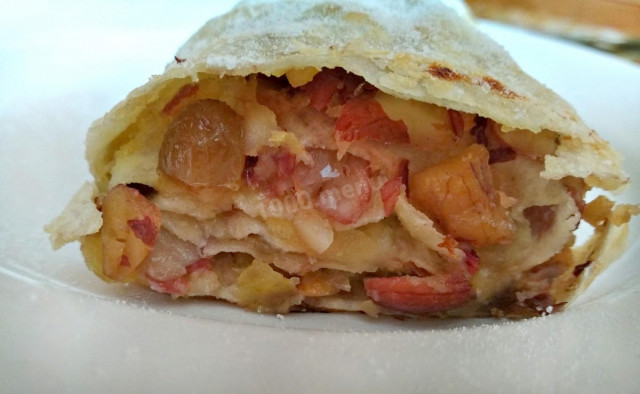 Quick strudel of thin pita bread with apples and raisins