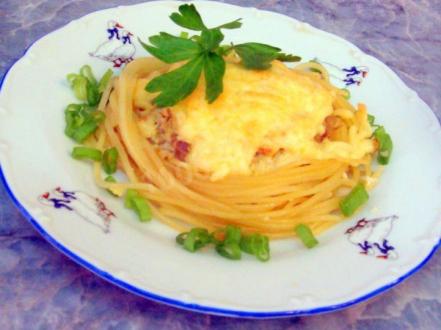 Bird's nest of pasta in a frying pan