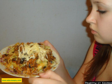 Pasta with minced meat in sauce with wine