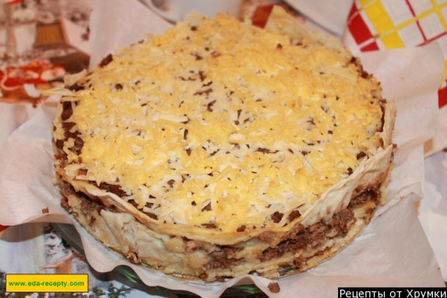 Lasagna with minced chicken and pita bread