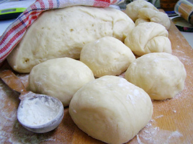 Pastry for rolls with yeast is the most delicious and tender