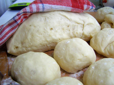 Pastry for rolls with yeast is the most delicious and tender