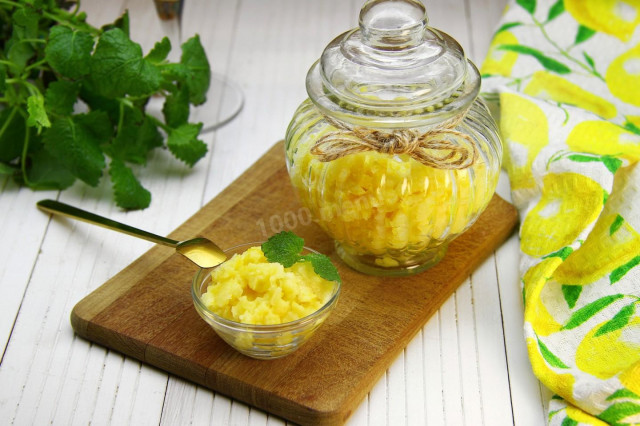 Mashed lemon with sugar through a meat grinder