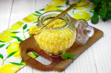 Mashed lemon with sugar through a meat grinder