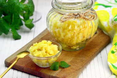 Mashed lemon with sugar through a meat grinder