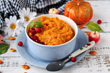 Pumpkin porridge with milk in a slow cooker without cereals