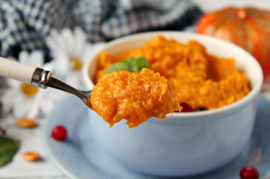 Pumpkin porridge with milk in a slow cooker without cereals