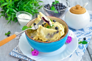 Dumplings with blueberries on kefir