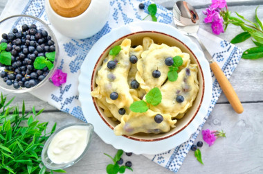 Dumplings with blueberries on kefir