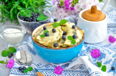 Dumplings with blueberries on kefir