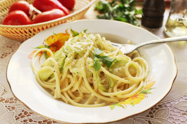 Pasta with zucchini in cream sauce