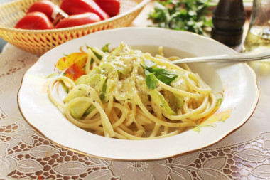 Pasta with zucchini in cream sauce