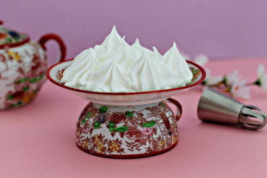 Wet meringue cream for decoration