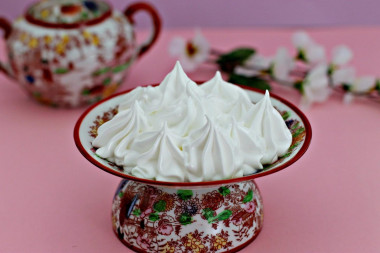 Wet meringue cream for decoration