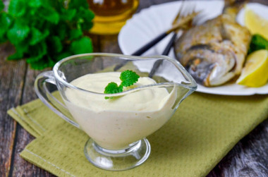 Cream sauce for fish made from cream