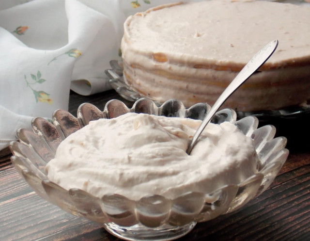 Sour cream banana cream for cake