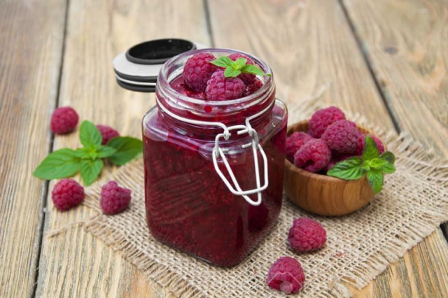 Raspberries in their own juice for winter