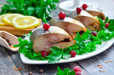 Mackerel in onion husks and tea leaves