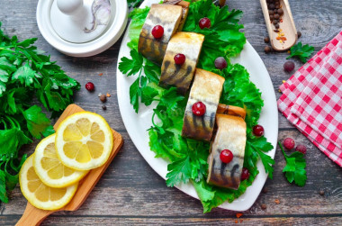 Mackerel in onion husks and tea leaves