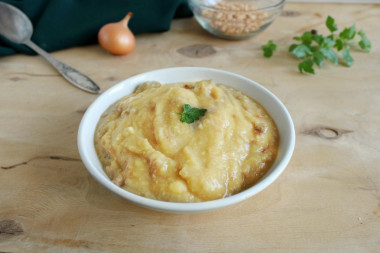 Pea porridge with stewed meat