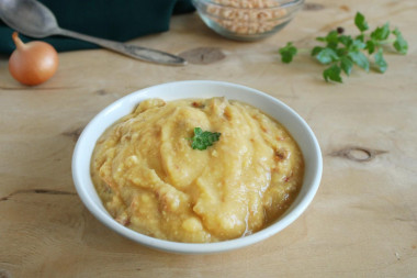 Pea porridge with stewed meat