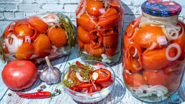 Pickled tomatoes for winter with onions and bell peppers