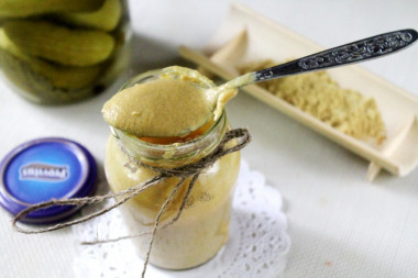 Powdered mustard in brine with sunflower oil