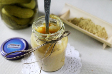 Powdered mustard in brine with sunflower oil