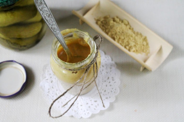 Powdered mustard in brine with sunflower oil