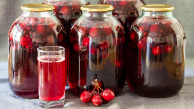 Compote of knapsacks with blackberries without sterilization