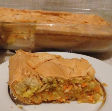 Vegetable pie with cabbage and bell pepper