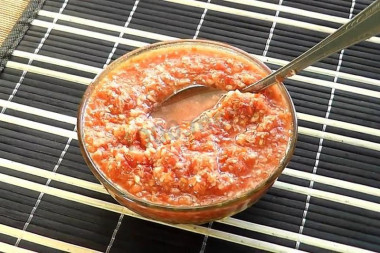 Hot horseradish appetizer with tomatoes and garlic