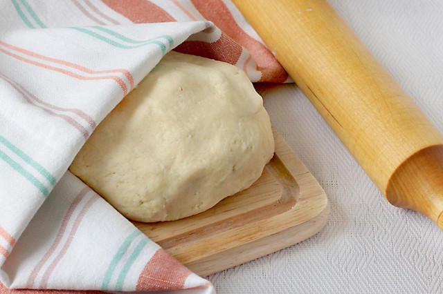 Cottage cheese pie dough with sour cream and cottage cheese