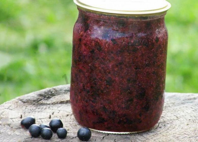 Preparation of black currant ground with sugar for winter