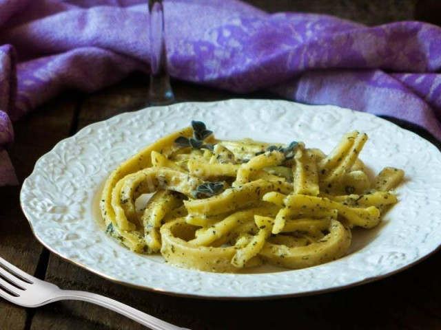 Pasta with squid in cream sauce