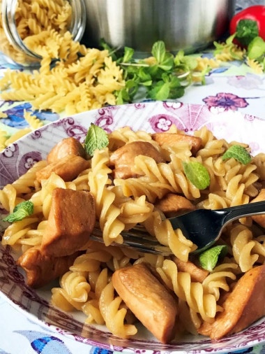 Pasta with soy sauce and chicken