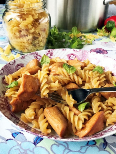 Pasta with soy sauce and chicken