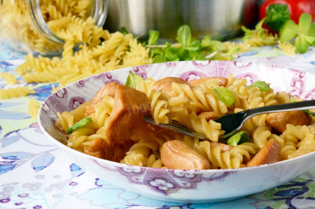 Pasta with soy sauce and chicken