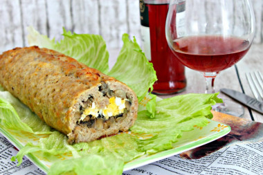 Minced meat roll with stuffing in the oven