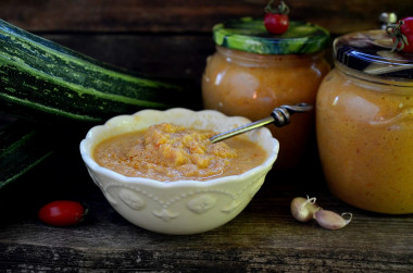 Simple squash caviar in a slow cooker for winter