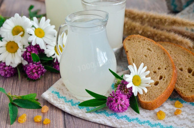 Simple homemade white kvass made from rye flour