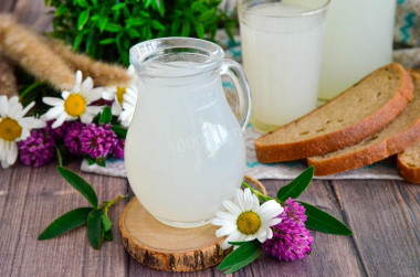 Simple homemade white kvass made from rye flour